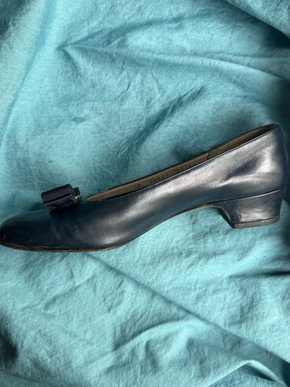 Salvatore Ferragamo Vintage Navy Leather Vara Bow Flats - Picture 5 of 8